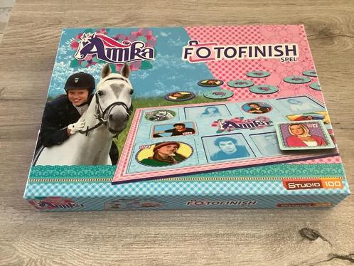 Studio 100 Amika fotofinish gezelschapspel, Hobby en Vrije tijd, Gezelschapsspellen | Bordspellen, Zo goed als nieuw, Drie of vier spelers