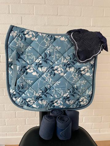 Mooi blauw volledig dressuursetje beschikbaar voor biedingen