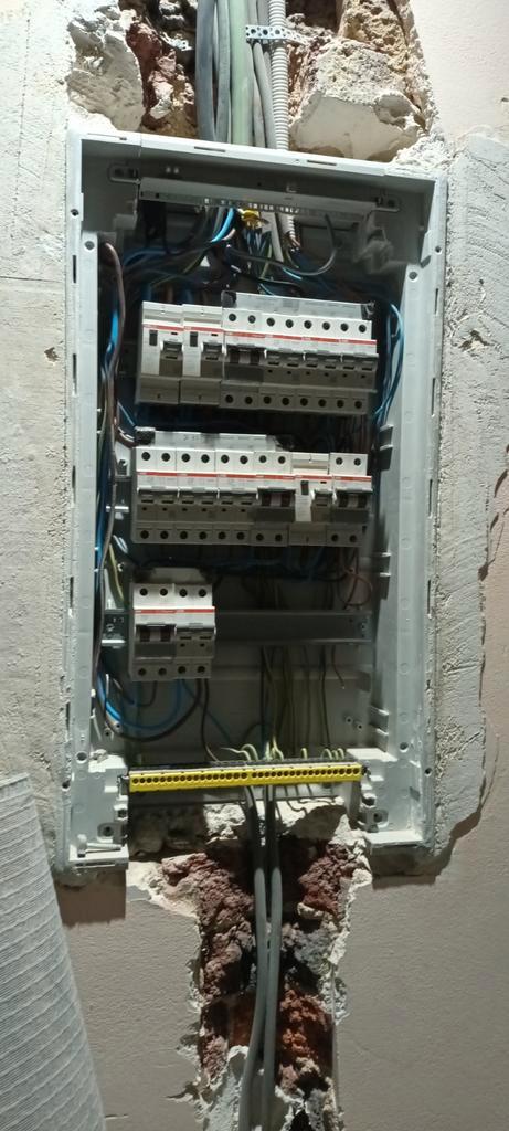 Électricien qualifié, Bricolage & Construction, Électricité & Câbles, Enlèvement ou Envoi