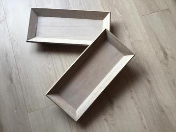 Twee nieuwe houten schalen. beschikbaar voor biedingen