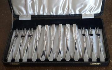 Verzilverde set met fruitvork en mes beschikbaar voor biedingen