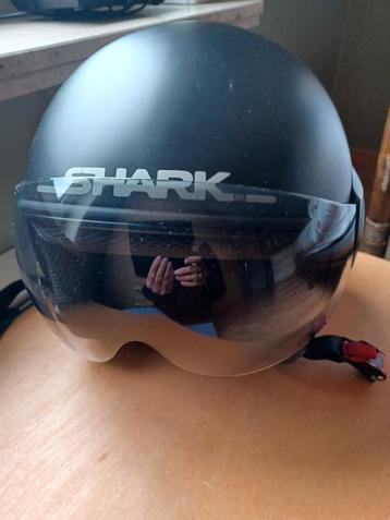 2 motorhelmen Shark en Shoei