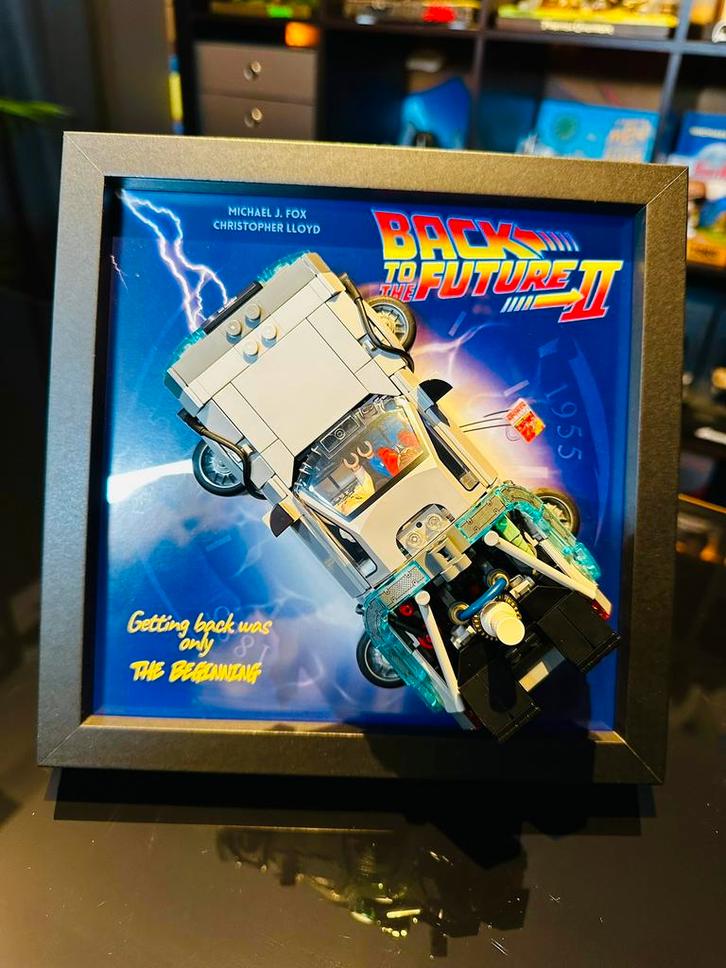 Cadre Back to the Future 2 2020 cm compatible LEGO DeLorean, Kinderen en Baby's, Speelgoed | Duplo en Lego, Zo goed als nieuw