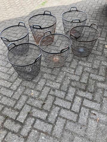 Mooie oude metalen aardappelmanden ,nu 25 euro per stuk beschikbaar voor biedingen