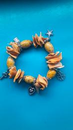 Unieke handgemaakte armband met bedels en gele kralen, Handtassen en Accessoires, Armbanden, Ophalen of Verzenden, Zo goed als nieuw