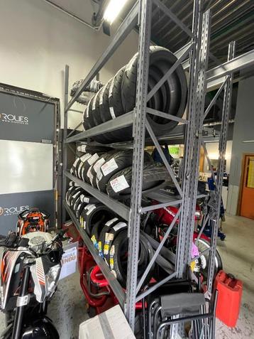 Lot de racks à pneus beschikbaar voor biedingen