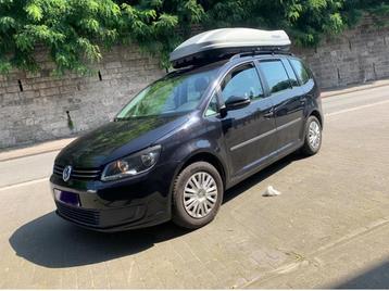 VW Touran 1.6 2013 automatique, Auto's, Euro 5, 4 cilinders, 1600 cc, Zwart