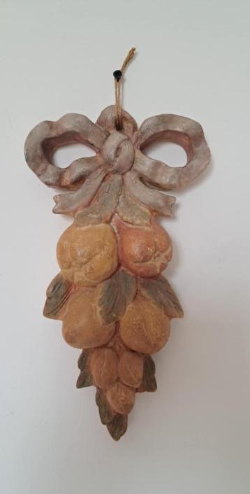 Guirlande de fruits en plâtre beschikbaar voor biedingen