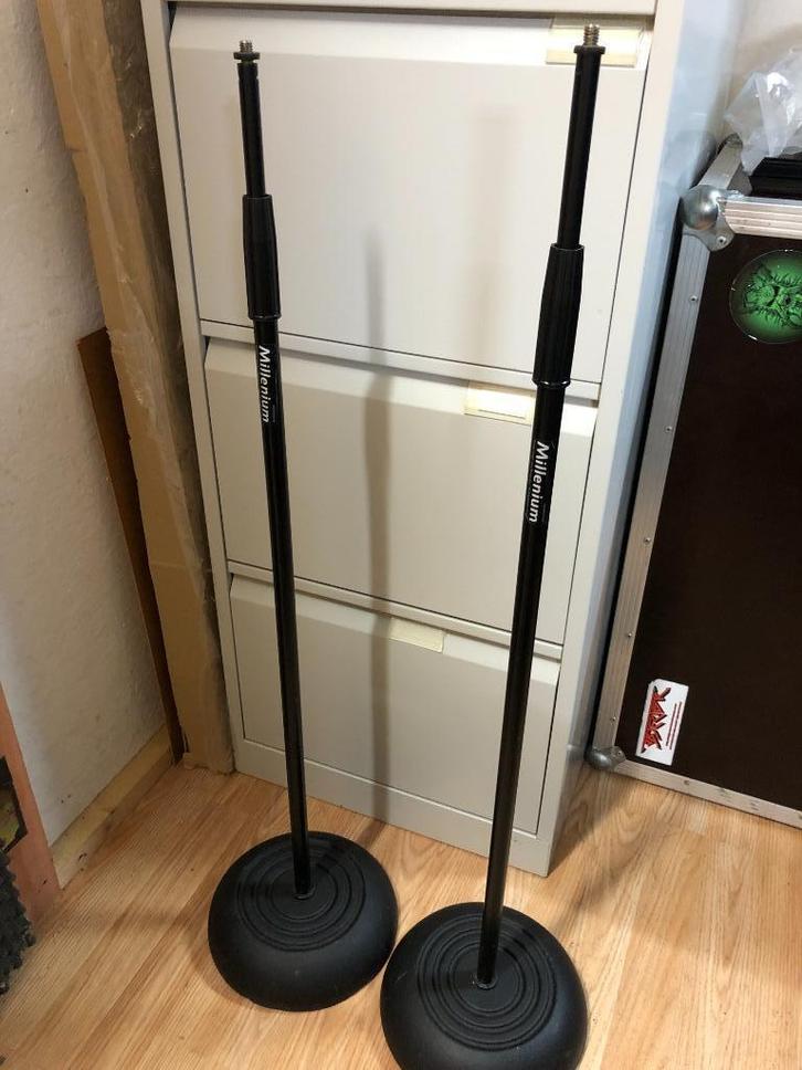 twee statieven voor microfoons (Millenium), Muziek en Instrumenten, Microfoons, Gebruikt, Zangmicrofoon, Draadloos, Ophalen