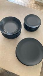 Vaisselle noire 28 pièces, Utilisé, Enlèvement ou Envoi, Assiettes(s)