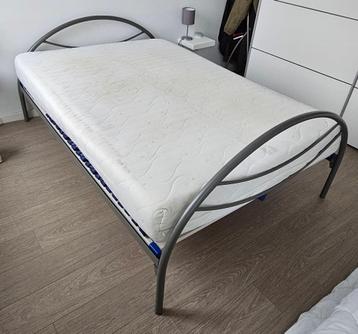 Bed ( 140cm x 200cm ) + lattenbodem + matras beschikbaar voor biedingen