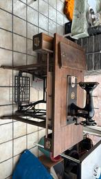 Authentieke naaimachine Bobbin, Ophalen