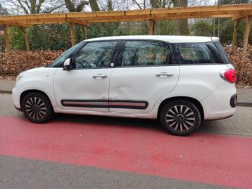 Auto deuren Fiat 500L beschadigd.