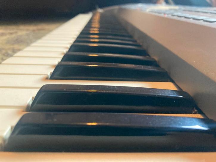 Korg is40 - Workstation, Musique & Instruments, Claviers, Utilisé, 61 touches, Korg, Sensitif, Connexion MIDI, Enlèvement