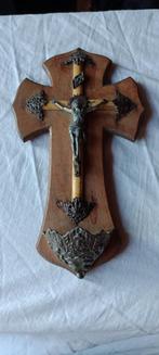 Crucifix ancien avec bénitier 15x26x5, Enlèvement ou Envoi