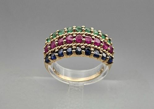 Gouden Vintage ring met saffier, smaragd en robijn. 2024/240, Handtassen en Accessoires, Ringen, Zo goed als nieuw, Dame of Heer