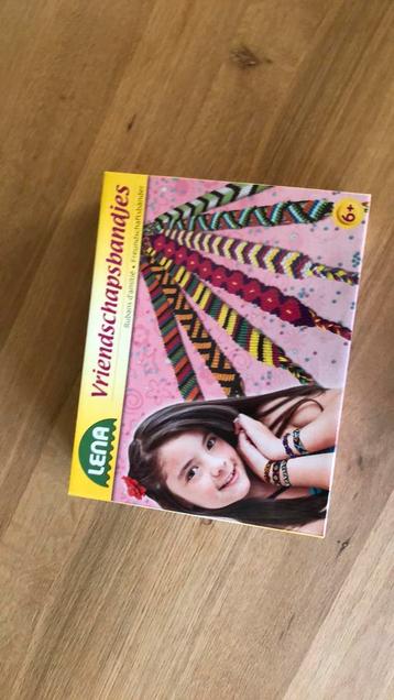 Vriendschapsbandjes maken beschikbaar voor biedingen