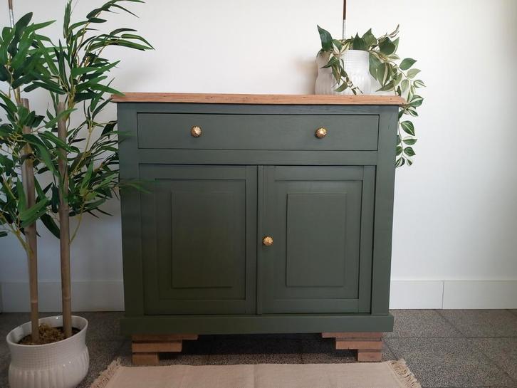 Groene landelijke kast met houten blad en gouden knopjes, Huis en Inrichting, Kasten | Dressoirs, Zo goed als nieuw, Ophalen
