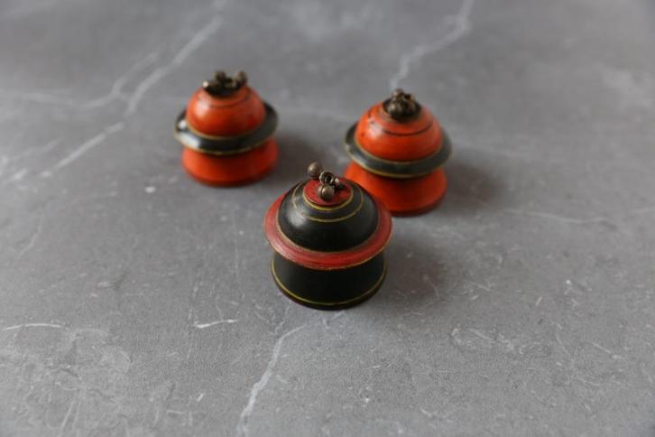 Houten vintage Indisch tikka doosje, Huis en Inrichting, Woonaccessoires | Schalen en Manden, Gebruikt, Schaal, Rond, Hout, Ophalen of Verzenden