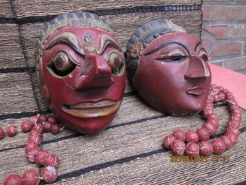 2 houten maskers uit de Kleine Sunda-eilanden beschikbaar voor biedingen