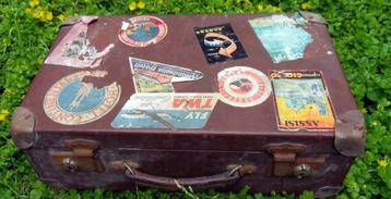 Antieke koffer met reisstickers 