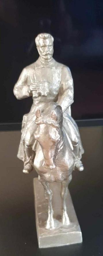Hérité. Belle statue ancienne de M.V. Froenze  