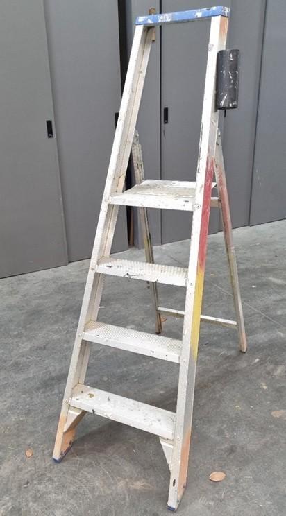 Solide, 4 treden bordestrap, Doe-het-zelf en Bouw, Ladders en Trappen, Gebruikt, Trap, 2 tot 4 meter, Ophalen