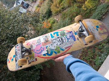 Skatehouder Skateboard met stickers beschikbaar voor biedingen