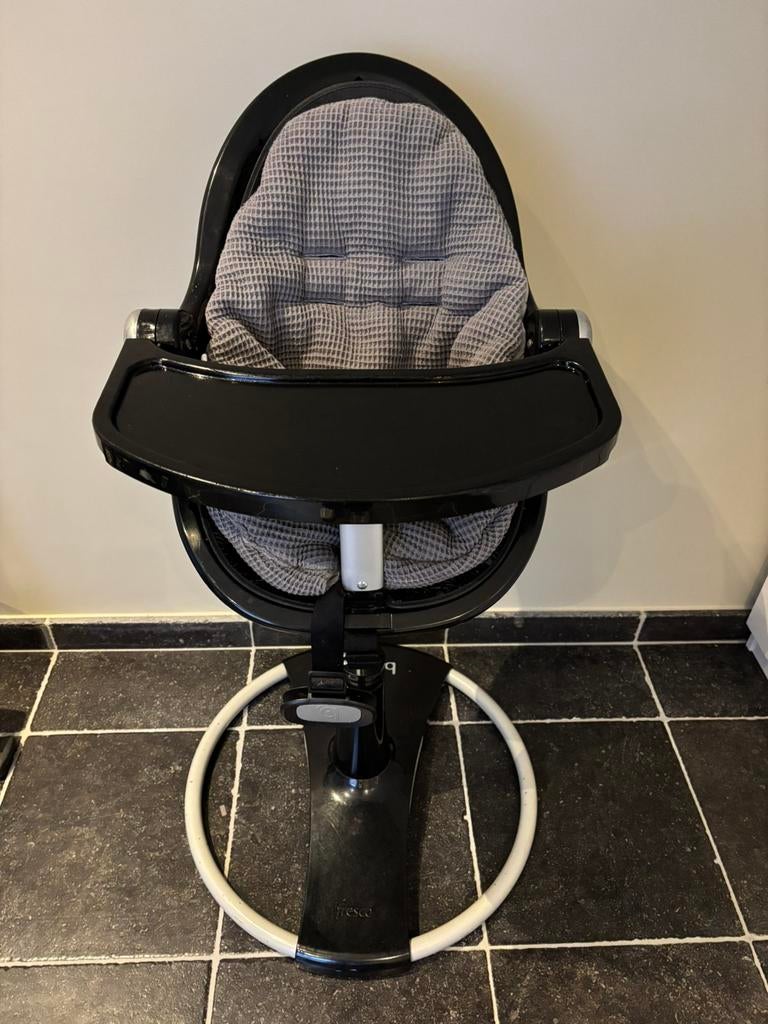 Fresco bloom eetstoel zwart, Kinderen en Baby's, Kinderstoelen, Gebruikt, Meegroeistoel, Aanschuifbaar, Afneembaar eetblad, Gordel(s)