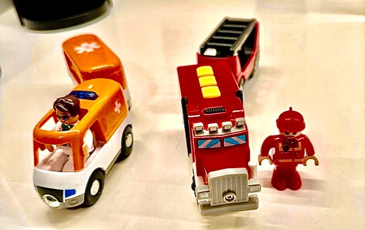 Playtive brandweerauto en ziekenwagen compatibel met brio ea, Kinderen en Baby's, Speelgoed |Speelgoedvoertuigen, Zo goed als nieuw