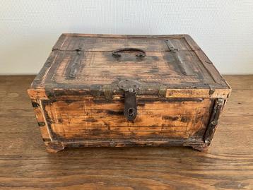 Klein antiek houten kistje  beschikbaar voor biedingen