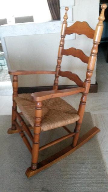 Prachtige degelijke schommelstoel voor kinderen beschikbaar voor biedingen