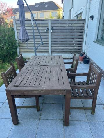 Table en bois et 4 chaises beschikbaar voor biedingen