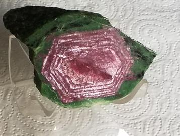  ROBIJN , HEXAGONAAL , GEPOLIJST , 5 CM x 4 CM , IN ZOISIET beschikbaar voor biedingen