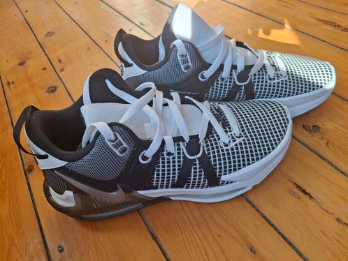 Nike LeBron Witness 7 Basketball Shoes - maat 42, Kleding | Heren, Schoenen, Zo goed als nieuw, Sportschoenen, Wit, Ophalen