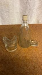 Oud vogel drink en eet bakje uit glas, Ophalen