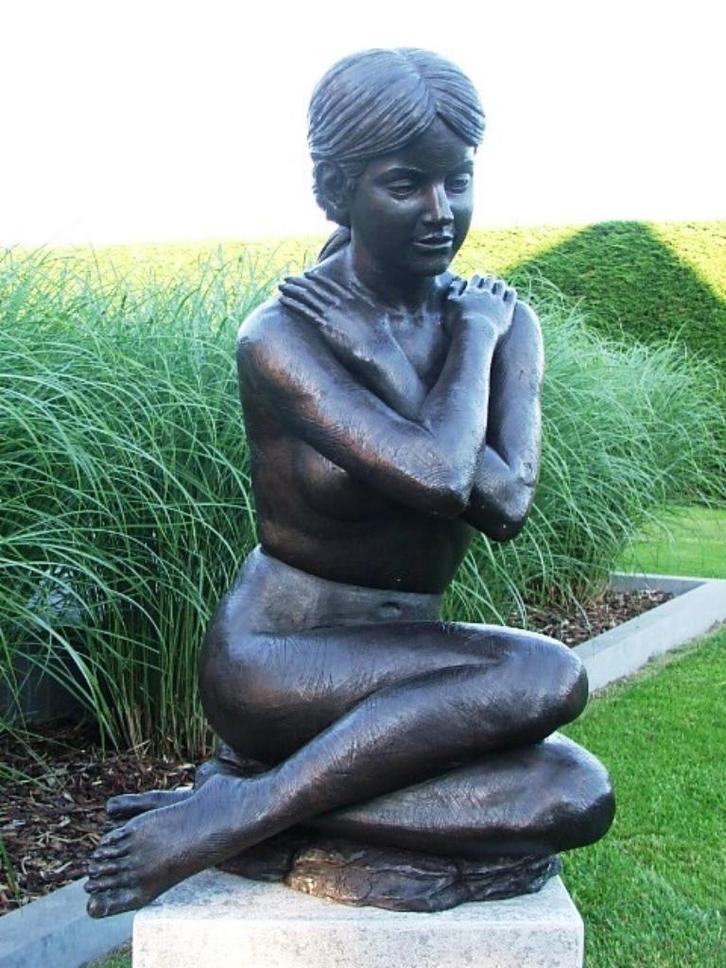 bronzen zittend naakte dame mooi betaalbaar kunstbeeld klass, Tuin en Terras, Tuinbeelden, Nieuw, Mensenbeeld, Overige materialen