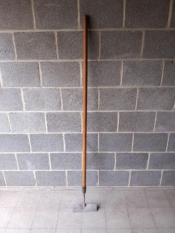 Schoffel, blad- en gazonhark beschikbaar voor biedingen