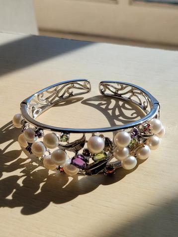 ZILVER ARMBAND VERSIERD : ECHTE ZOETWAREPARELS EN EDELSTENEN beschikbaar voor biedingen