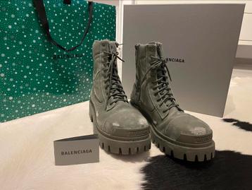 BOTTE BALENCIAGA COMBAT STRIKE 20 MM POUR HOMME EN KAKI disponible aux enchères