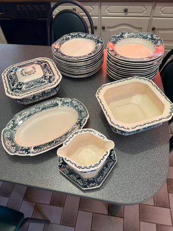 Mooi servies van Societe Ceramique Victoria, onvolledig beschikbaar voor biedingen