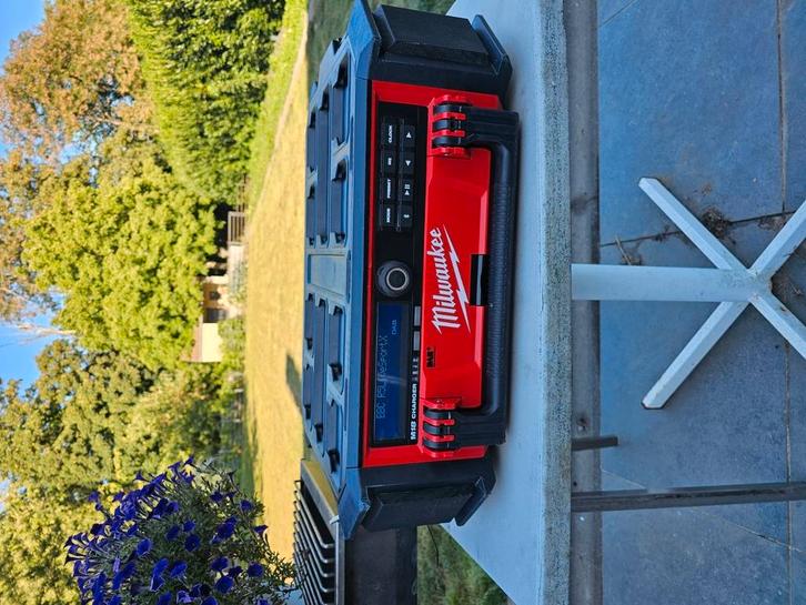 Milwaukee m18 radio Bluetooth chargeur packout état top!, Audio, Tv en Foto, Luidsprekerboxen, Ophalen