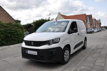 Peugeot Partner Als nieuw * ruitjes * trekhaak * (bj 2022) beschikbaar voor biedingen