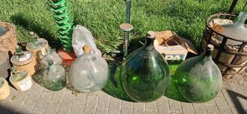 Ballonflessen en benodigdheden voor wijnproductie beschikbaar voor biedingen