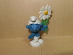 Figurine Schtroumpf Bully avec fleur, Collections, Utilisé, Enlèvement ou Envoi, Poupée, Figurine ou Peluche