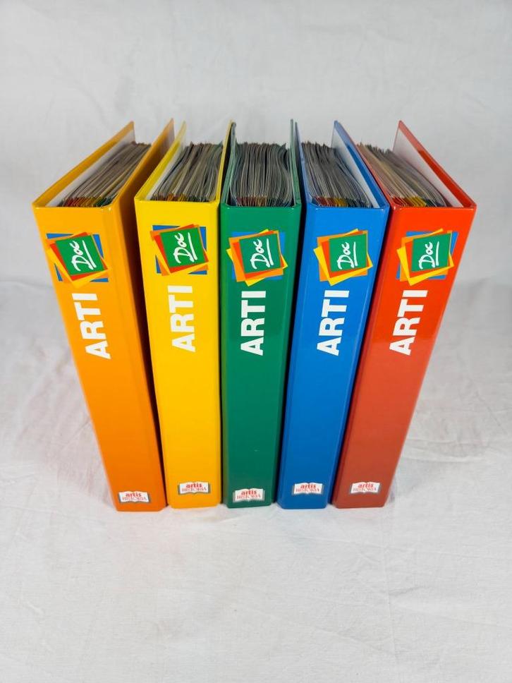 Complete educatieve set 'Arti Doc' (5 mappen, NL/FR), Boeken, Kinderboeken | Jeugd | 10 tot 12 jaar, Zo goed als nieuw, Non-fictie