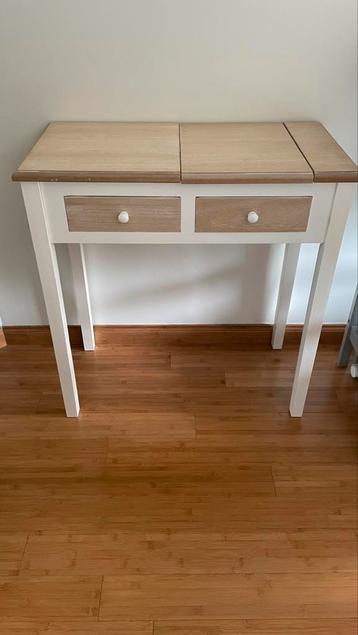 Petite meuble de type coiffeuse beschikbaar voor biedingen