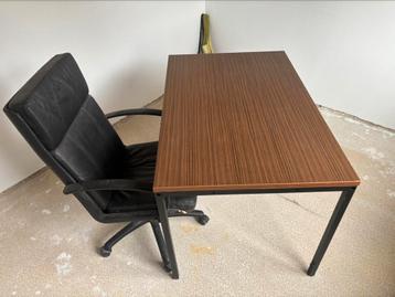 Bureau met stoel  beschikbaar voor biedingen