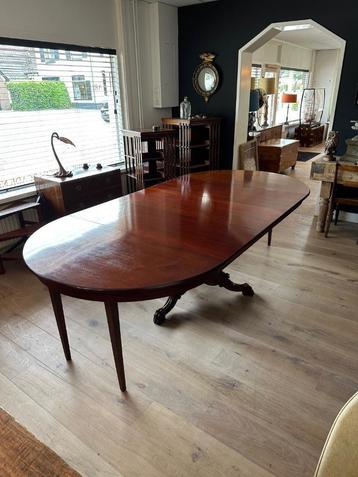 Grote antieke Hollandse tafel beschikbaar voor biedingen
