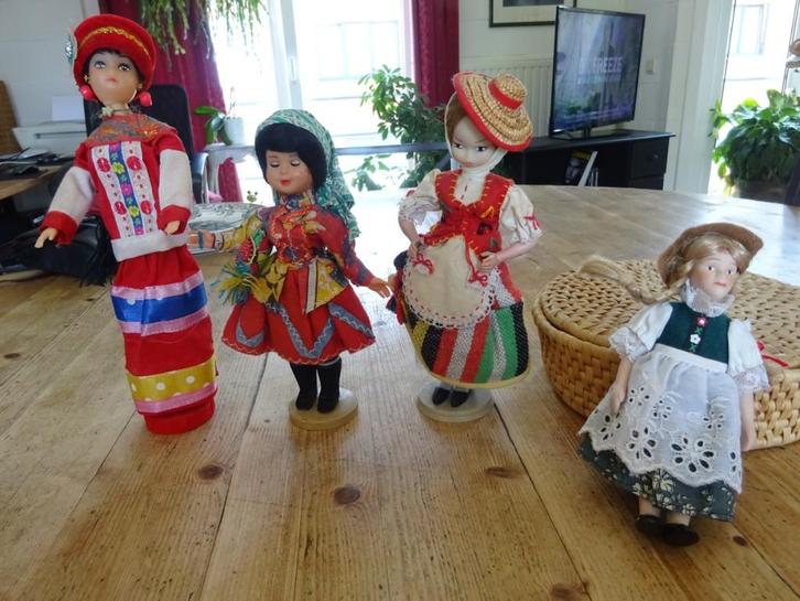 4 petites poupées en tenue folklorique, Verzamelen, Poppen, Gebruikt, Ophalen of Verzenden
